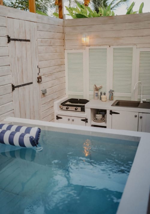 Suite Bleu Azur de la Bleu Guesthouse avec vue sur la piscine, cuisine extérieure et salon couvert à Saint-François