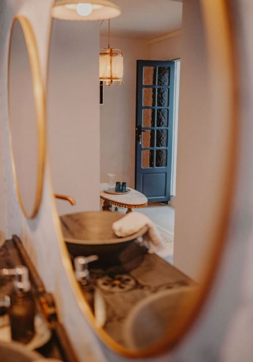 Salle de bain Suite Bleu Azur à Bleu Guesthouse avec luminaire suspendu moderne, porte bleue et finitions en bois