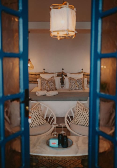 Portes bleues ouvrant sur la chambre Suite Bleu Azur à la Bleu Guesthouse à Saint-François avec vue sur la piscine