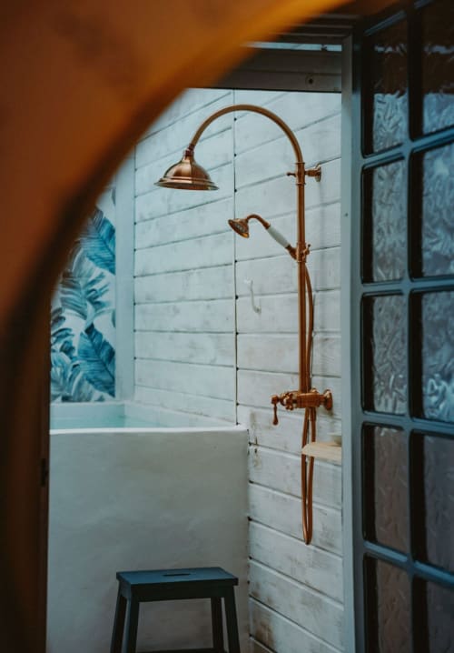 Robinetterie de douche vintage en cuivre dans la salle de bain Suite Bleu Azur de la Bleu Guesthouse, Saint-François, avec carrelage blanc