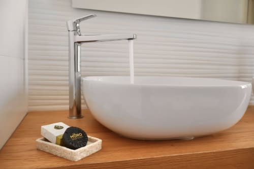 Elegante lavabo bianco con rubinetto cromato nella Superior room del Taga Rooms, Catania - dettaglio del bagno