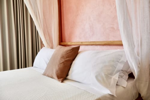 Letto a baldacchino lussuoso con biancheria bianca e cuscino bronzato presso Taga Rooms, Catania - Camera superior con vista città e tende trasparenti
