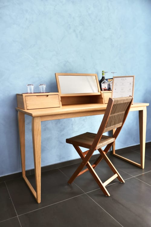 Scrivania in legno con specchio e ripostiglio della Deluxe 401 di Taga Rooms, Catania - moderno spazio di lavoro con sedia