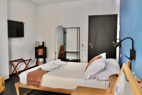 Camera Deluxe 401 presso Taga Rooms Catania B&B con letto queen, TV e porta nera moderna