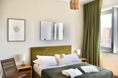 Camera moderna a Taga Rooms a Catania con testata oliva, vista sulla città e arredamento contemporaneo
