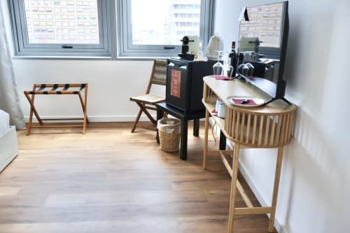 Camera moderna di Taga Rooms Catania con scrivania in legno, specchio, macchina per il caffè e vista città dalle finestre