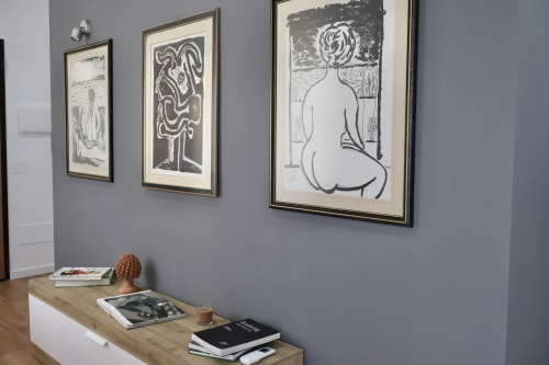 Camera moderna di Taga Rooms Catania con arte astratta incorniciata su parete blu sopra scrivania in legno con libri e