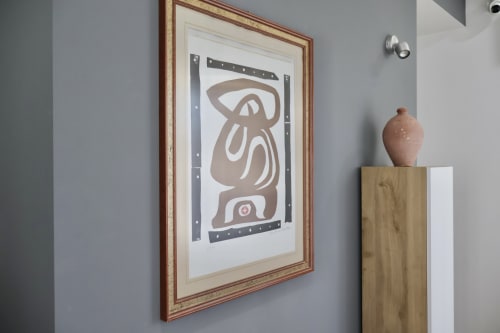 Stampa d'arte moderna e vaso in terracotta nella camera degli ospiti di Taga Rooms a Catania
