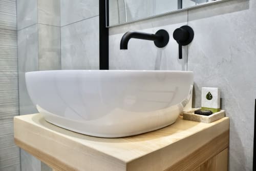 Moderno lavabo a vessel bianco con rubinetto nero a parete presso Taga Rooms, Catania