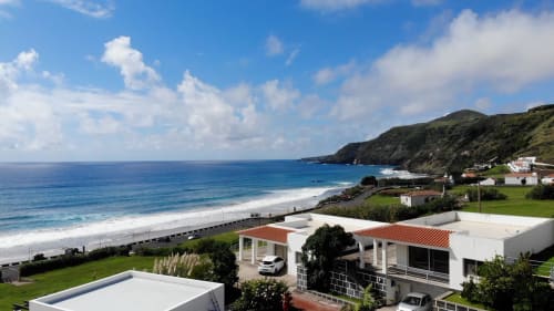 Apartamento branco moderno com vista para o mar na Ilha de Santa Maria, Portugal, com vista para a praia e falésias costeiras