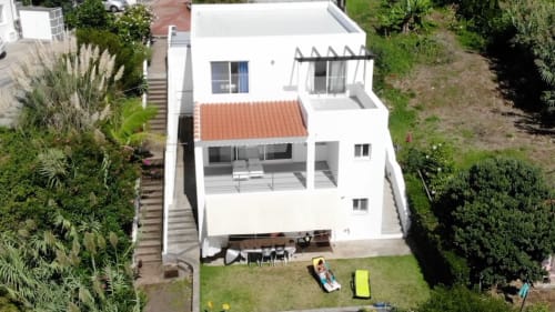 Apartamento moderno branco em A Casa da Xã, Ilha de Santa Maria com terraço, jardim e vista para o mar