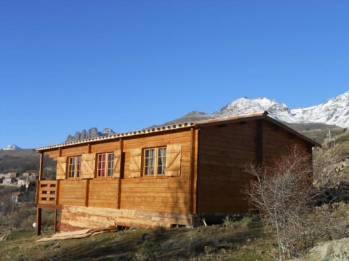 Chalet en bois aux Chalets de Lozzi avec montagnes enneigées à Calacuccia, Corse