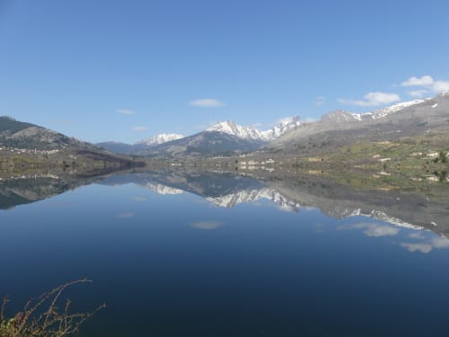Reflet du lac de montagne avec sommets enneigés près des Chalets de Lozzi, Calacuccia