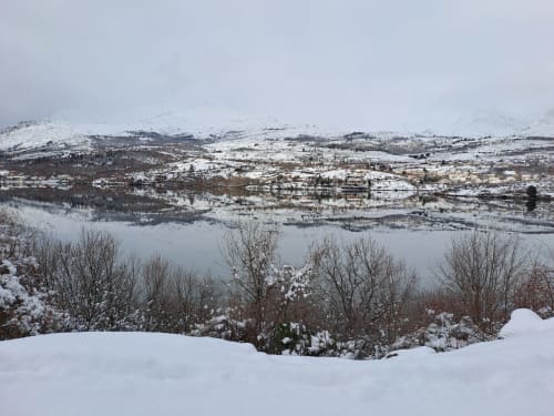 Paysage hivernal enneigé surplombant le lac de Calacuccia près des Chalets de Lozzi, Corse