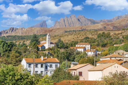 Les Chalets de Lozzi à Calacuccia : pics montagneux spectaculaires, architecture corse traditionnelle et végétation luxuriante