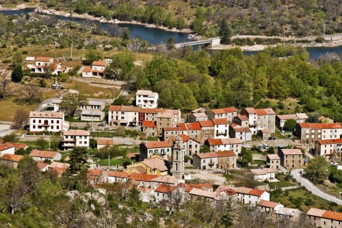 Les Chalets de Lozzi à Calacuccia, entourés de montagnes, forêts et du lac de retenue aux eaux bleues
