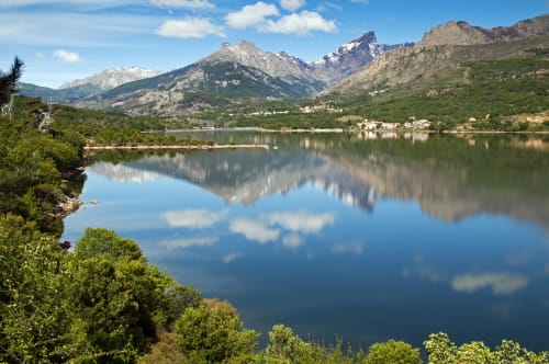 Reflet du lac de montagne avec pics près de Calacuccia, hébergement en Corse