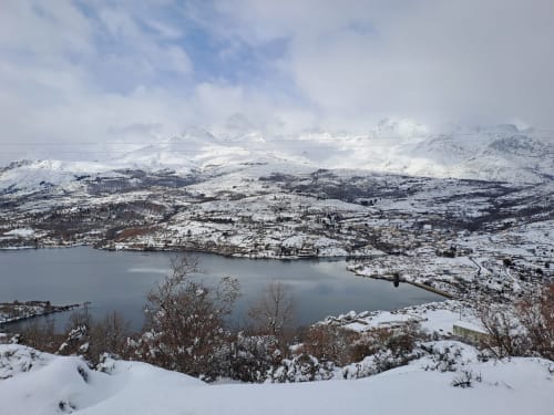 Montagnes enneigées et lac gelé près des Chalets de Lozzi à Calacuccia, Corse