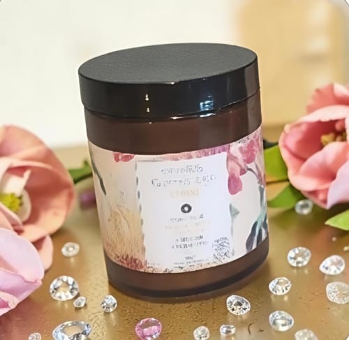 Luxus-Spa-Glas mit rosa Blüten und Kristallen in den Gites De Petrocoriis, Boulazac