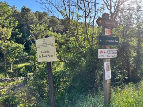 Signalétique de sentier au Chemin de Font Sane près du village de Gigondas en Provence, France