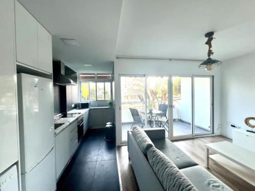 Moderno apartamento diáfano en Alicante con cocina, salón y acceso a terraza en ROILA360