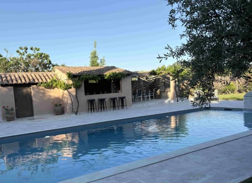 Piscine de la Magnanerie de Sainte Croix, gîte à Saint Hippolyte de Caton, avec bâtisses en pierre et terrasse