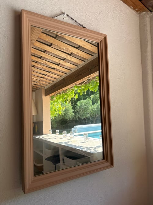 Miroir reflétant la pergola, la table à manger et la piscine du gîte Magnanerie de Sainte Croix