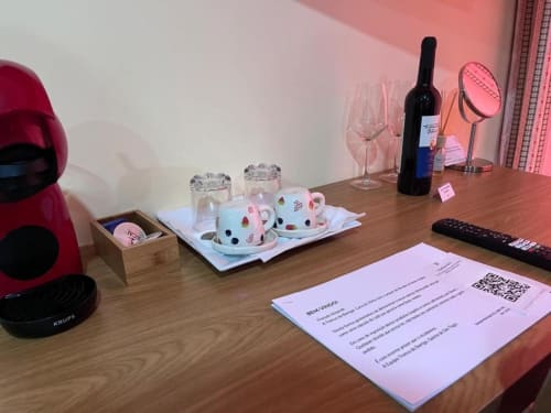 Escritório temático de vinho no quarto do hotel Tranca da Barriga com serviço de café, garrafa de vinho, xícaras e materiais de boas-vindas em Covilhã