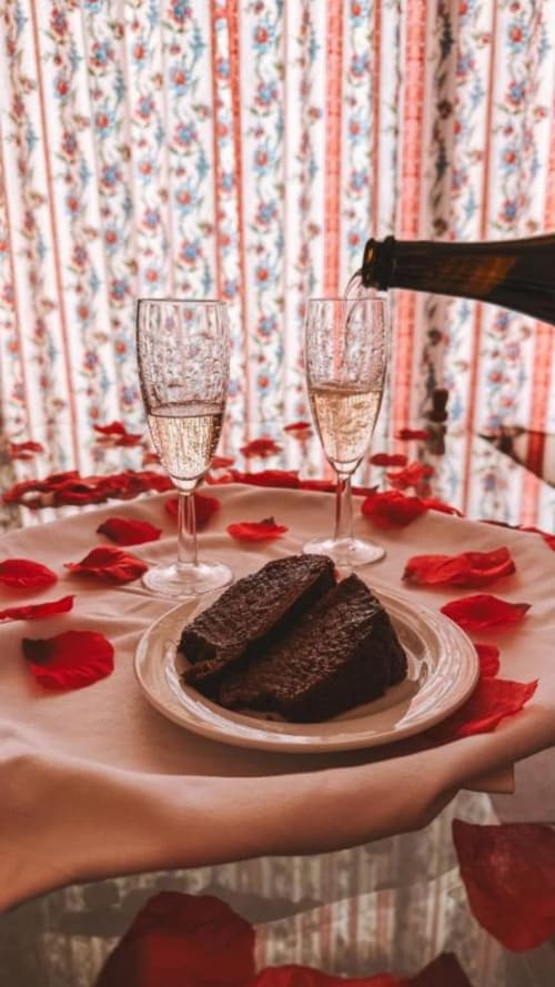 Bolo de chocolate romântico com champanhe e pétalas de rosa na Tranca da Barriga Casa do Vinho em Covilhã