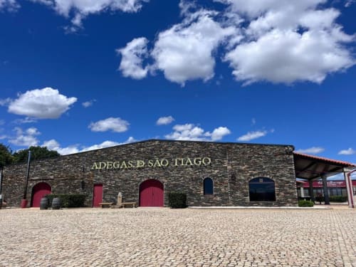 Edifício em pedra da adega Adegas D. São Tiago na casa de vinhos Tranca da Barriga em Covilhã, Portugal