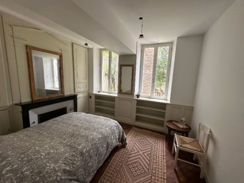 Spacieuse chambre double avec vue sur le jardin au Domaine des Oiseaux de Passage, avec cheminée, rangements intégrés