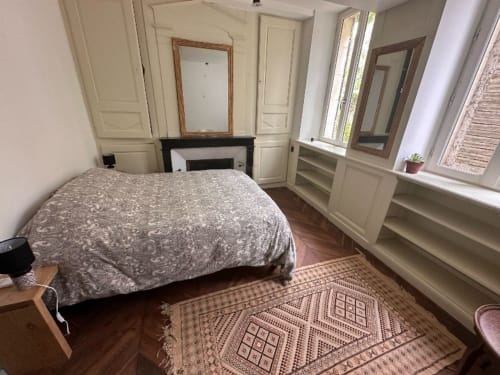 Chambre double lumineuse au Domaine des Oiseaux de Passage avec lit, cheminée, parquet et vues sur le jardin