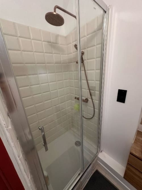 Douche à l'italienne moderne avec carreaux métro blancs, pomme de douche effet pluie et douchette à main dans la Chambre Double du DOMAINE DES OISEAUX