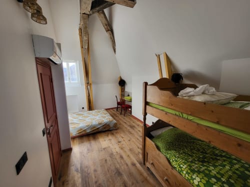 Chambre rustique avec lits superposés en bois et poutres apparentes au Domaine des Oiseaux de Passage, Escolives-Sainte-Camille