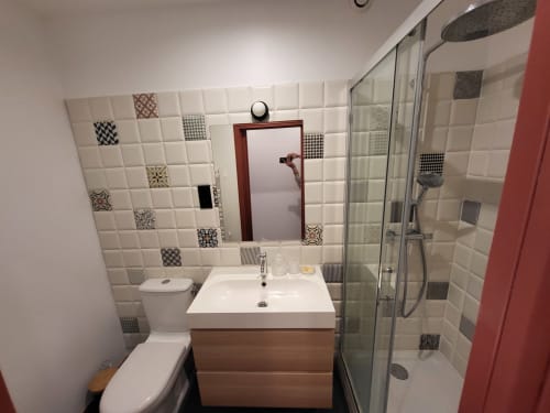 Salle de bain moderne dans la Chambre Exotique du Domaine des Oiseaux de Passage, Escolives-Sainte-Camille, avec carrelage et douche vitrée