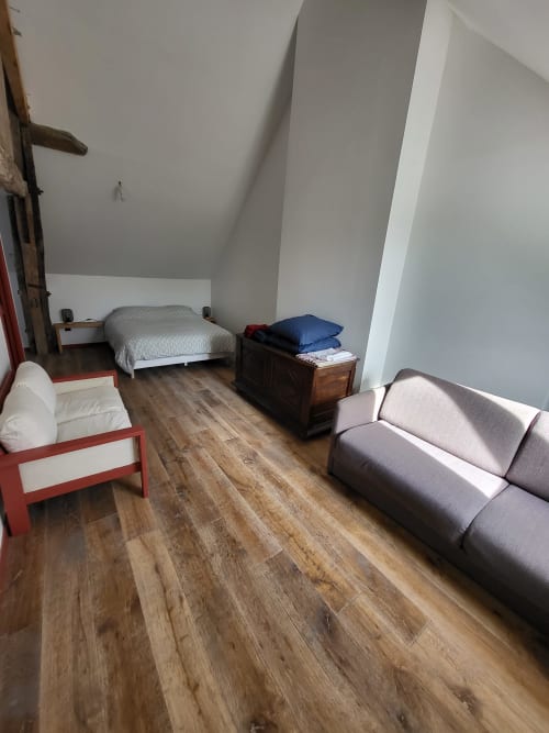 Chambre en L au DOMAINE DES OISEAUX DE PASSAGE avec lit, canapé et parquet