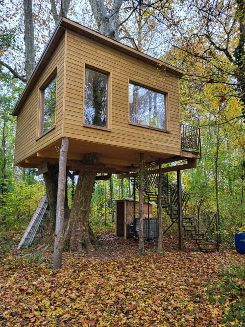 Cabane perchée moderne au Domaine des Oiseaux de Passage, Escolives-Sainte-Camille, juchée sur pilotis en automne