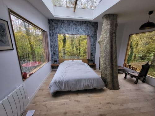 Chambre perchée moderne avec verrière, vue sur la forêt, plancher en bois et colonne en bouleau au Domaine des Oiseaux de Passage
