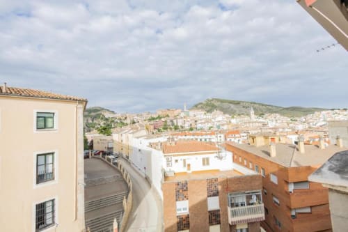 Vista aérea del paisaje urbano de Cuenca desde el balcón de Apartamentos La Búsqueda con arquitectura histórica y colinas