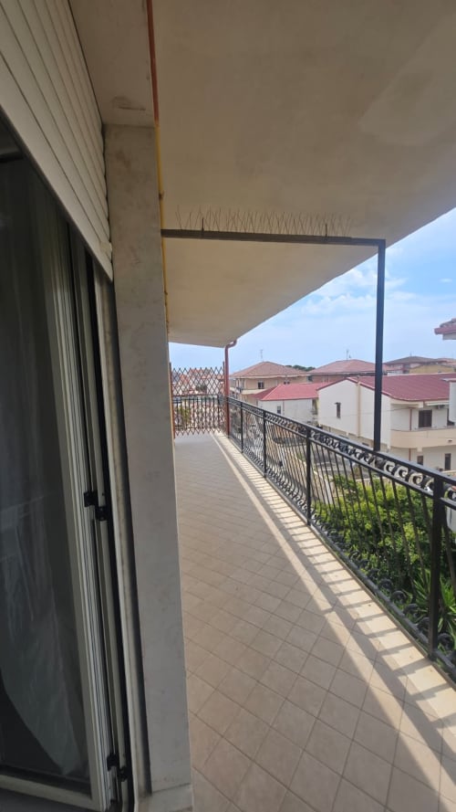 Balcone soleggiato di appartamento fronte mare a Tronca con vista sul mare, moderne tende parasole e terrazza arredata sulla costa