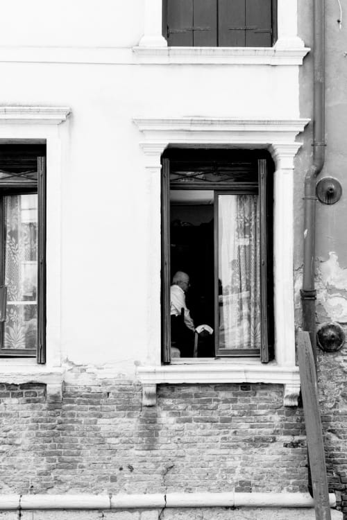 Uomo in una porta di un edificio storico dalle pareti bianche presso The Gentle Home Collection ad Accettura, Italia