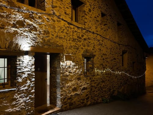 Casa Tapiolas, cabaña de piedra iluminada por la noche, Molló, Girona