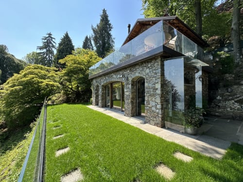 Rifugio moderno in pietra con terrazza in vetro affacciata sul Lago Maggiore vicino a Stresa, spa lussuoso e ritiro silenzioso