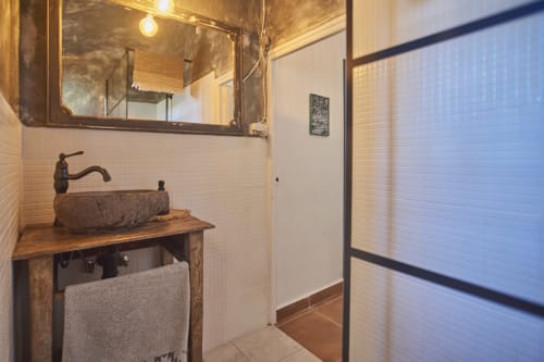 Baño moderno en la villa Casas Cercana de Abarán con lavabo de piedra, grifo de bronce y espejo iluminado