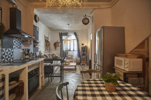 Cocina abierta y luminosa con sala de estar en villa Casas Cercana, Abarán, equipada con electrodomésticos modernos y cómodos espacios de descanso