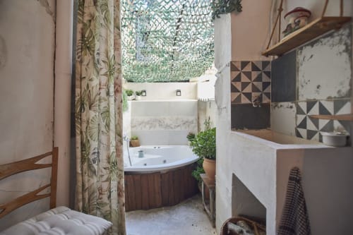 Baño y dormitorio en villa Casas Cercana de Abarán con bañera de hidromasaje, paredes de terracota y acceso a patio