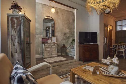 Sala moderna de la villa en Casas Cercana, Abarán: asientos cómodos, mesa de comedor de madera, televisor y diseño rústico