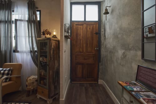 Entrada del pasillo de la villa Casas Cercana en Abarán con puerta de madera, paredes grises y decoración rústica