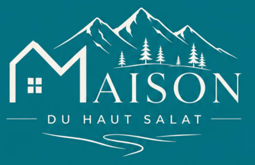 Logo de l'hôtel Maison Du Haut Salat avec montagnes, sapins, silhouette de maison et rivière à Seix, France