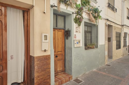 Encantadora calle estrecha de la villa Casas Cercana en Abarán con puertas de madera, plantas colgantes y tejas de barro